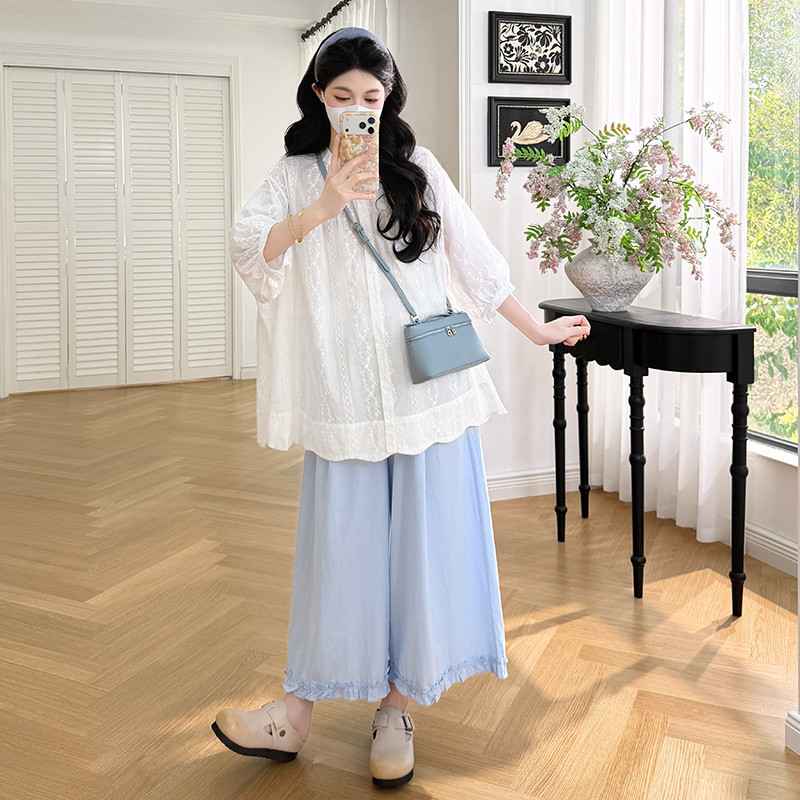 Bộ đồ bà bầu mùa hè gồm áo sơ mi thêu và quần ren ống rộng