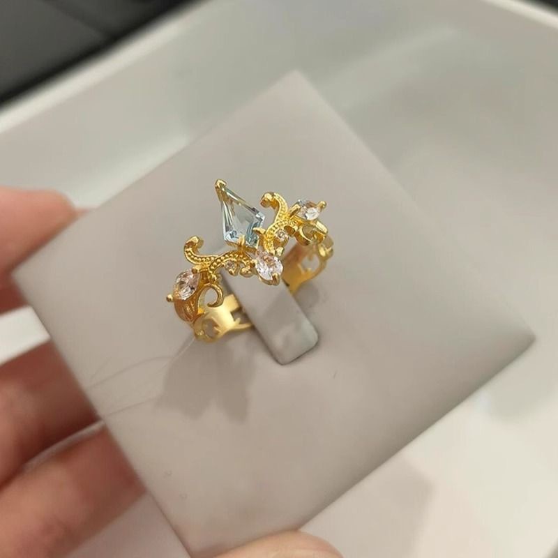 Nhẫn đính hôn vương miện kim cương lấp lánh, phong cách thời trung cổ mạ vàng, phù hợp với phong cách hoàng gia