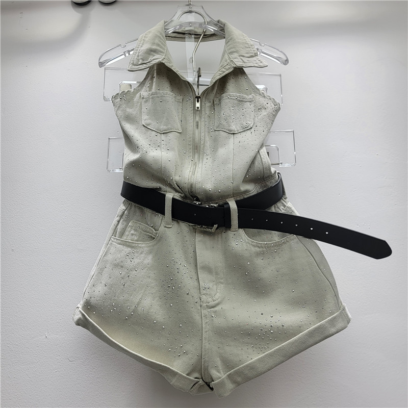 Jumpsuit denim nữ mùa xuân hè với dây cổ và họa tiết kim cương giả, thiết kế ôm body và cut A-line rộng.