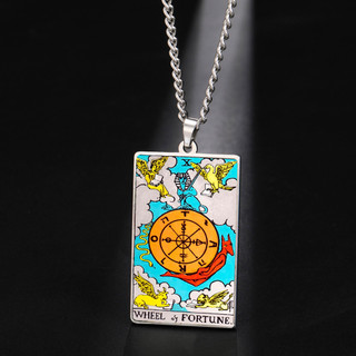 Vòng cổ tâm linh Skyrim với thiết kế tarot và bùa hộ mệnh mặt trăng mặt trời, làm từ thép không gỉ, hiển thị nhiều màu sắc dưới ánh sáng UV