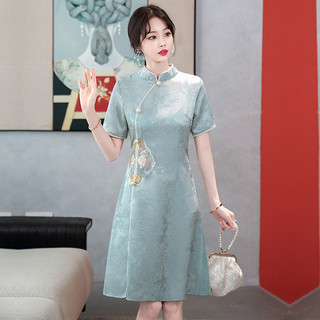 Váy sườn xám nữ mùa hè phong cách cổ điển, thiết kế trẻ trung hiện đại với thêu họa tiết Trung Hoa và tay áo ngắn.