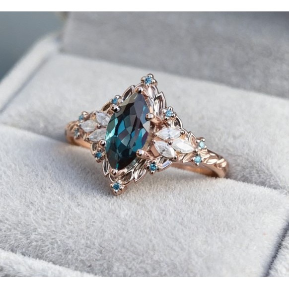 Tính khí thời trang hoa rỗng zirconia niche và nhẫn nữ đa năng