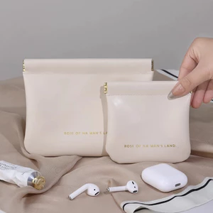 Túi đựng đa chức năng đựng mỹ phẩm, khăn ăn vệ sinh và cáp dữ liệu.