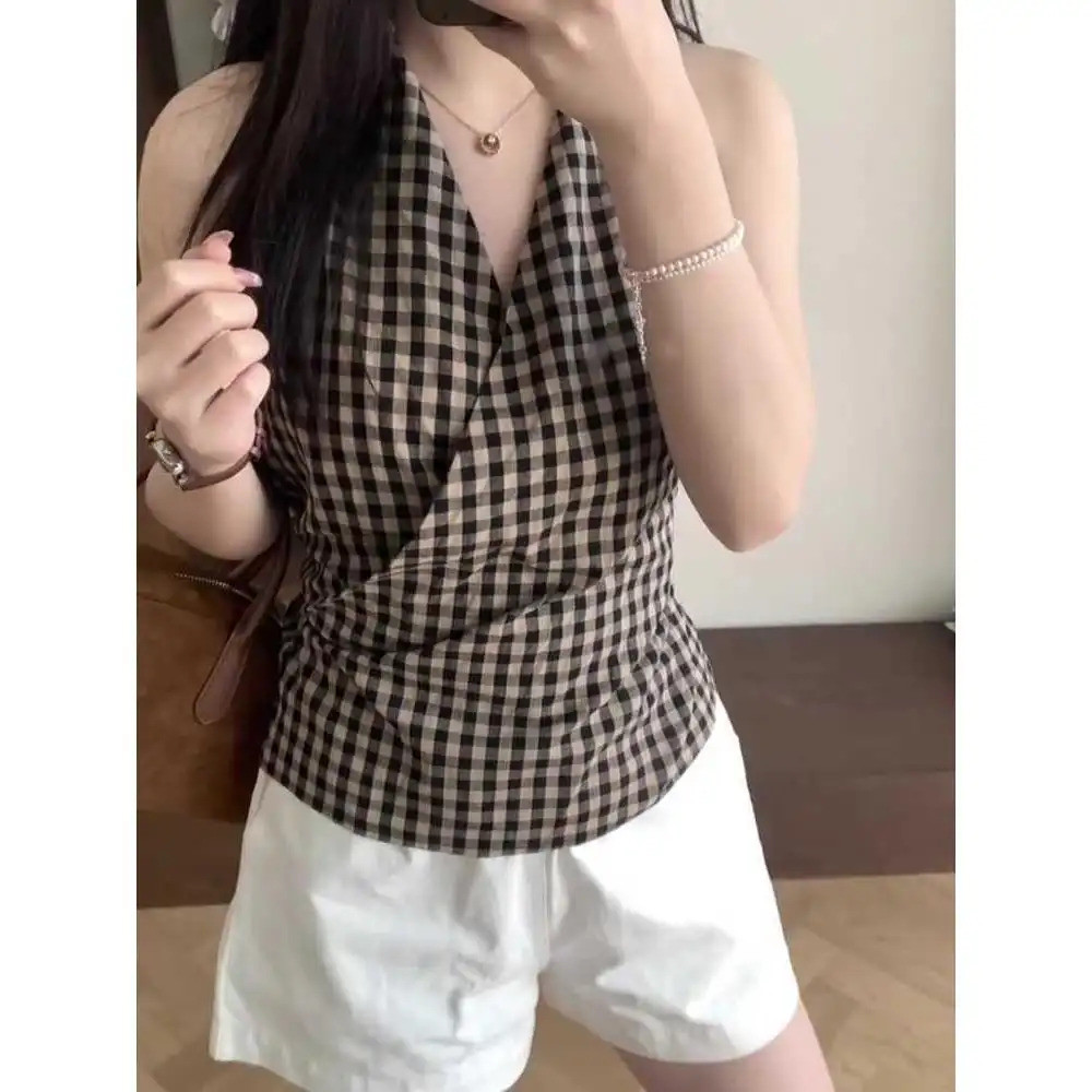 Áo yếm nữ cổ chữ V, họa tiết kẻ sọc cổ điển, tay ngắn phù hợp mùa hè.