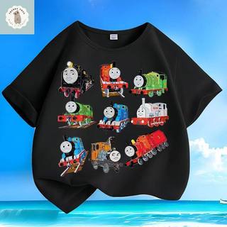 Áo thun cổ tròn có hình Thomas the Tank Engine, thoải mái và giản dị, phù hợp cho bé trai.