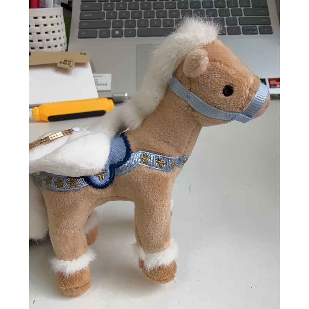 Mặt dây chuyền búp bê Harold Angel Pony sang trọng – Quà tặngperfect cho tín đồ du lịch