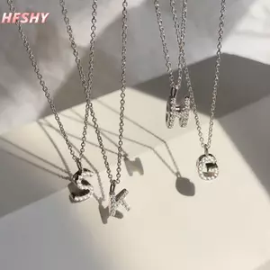 Dây chuyền thời trang với charm chữ cái A-Z, phù hợp làm quà tặng cho tiệc
