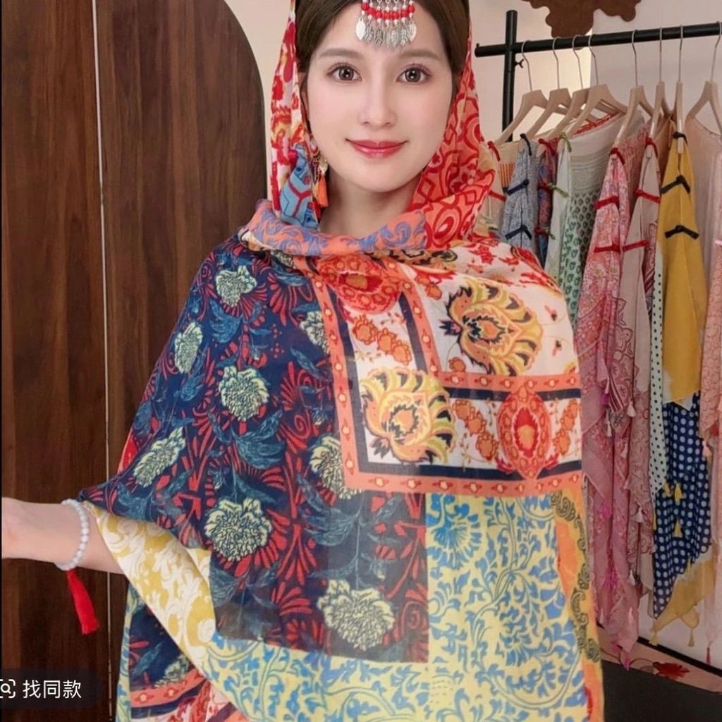 Mặc chống nắng khăn lụa phong cách dân tộc cho du lịch bên bãi biển mùa hè