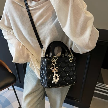 Túi xách nữ hình kim cương cao cấp màu đen Túi xách nữ phong cách mới Hàn Quốc thời trang giản dị Túi xách một vai Niche Túi nhỏ Túi Diana nữ có mặt dây chuyền nơ ngọc trai Túi cưới Túi cô dâu