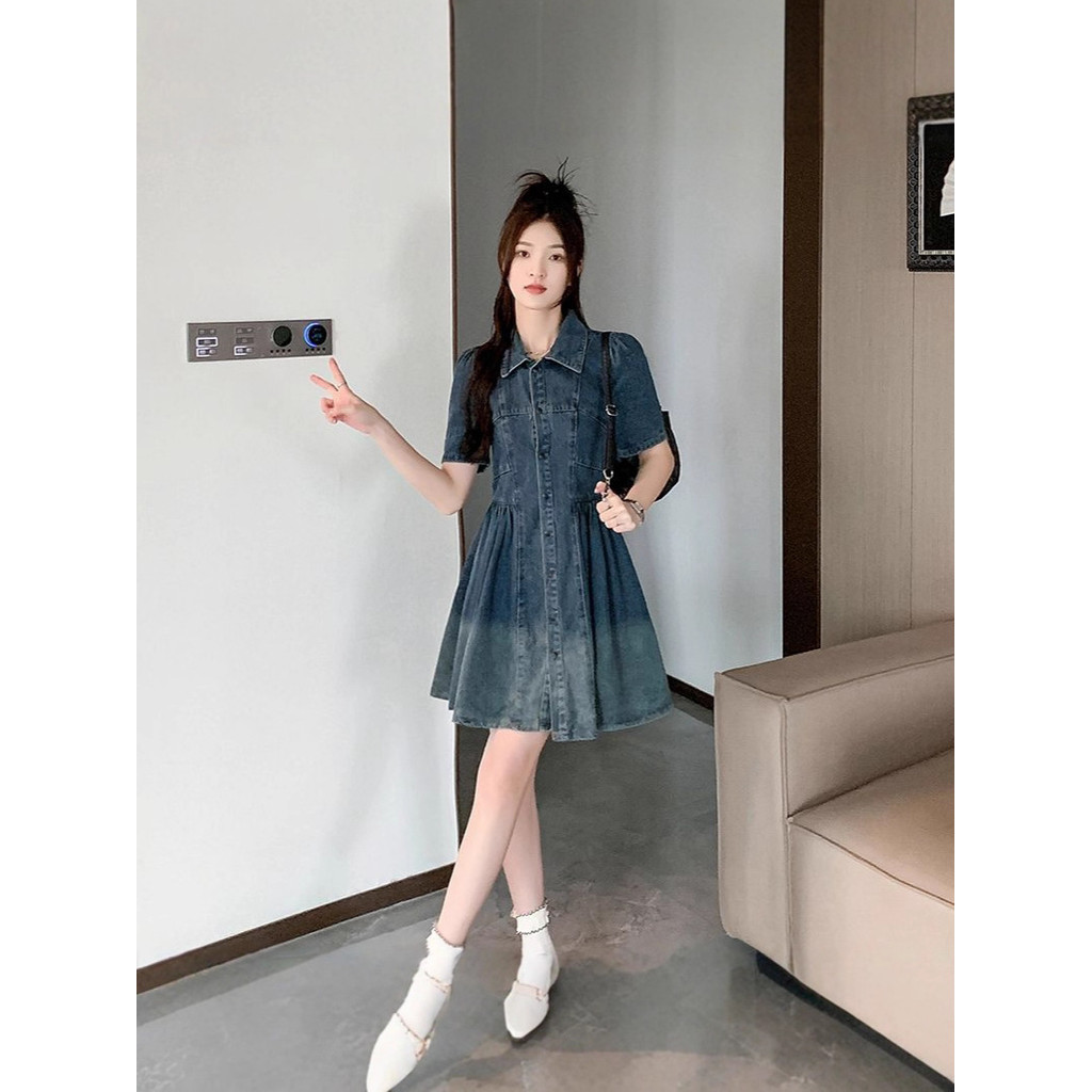Váy denim cổ xanh nhỏ nhắn, thời trang mùa hè mới, phong cách và tôn dáng với phần eo thon gọn, váy ngắn.