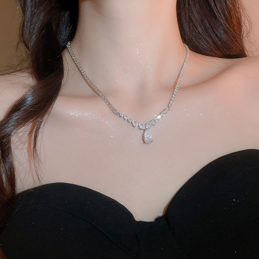 Váy dạ hội tiệc với phụ kiện vòng cổ kim cương hình giọt, dây chuyền xương đòn sang trọng