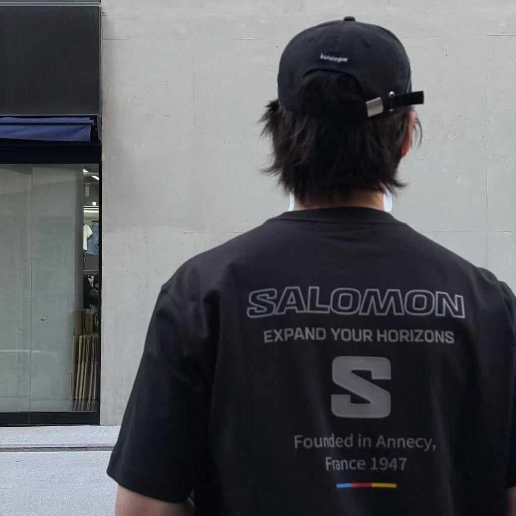 SALOMON SALOMON Thư Cổ Tròn Áo Thun Nữ Tay Ngắn Nam Nữ Đen