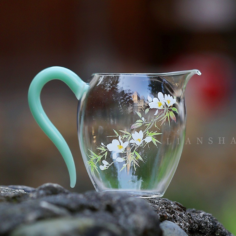 Tống chuyên trà thủy tinh chịu nhiệt Borosilicate cao cấp họa tiết hoa, tay cầm mầu xanh cốm Dung Tích 240 ml
