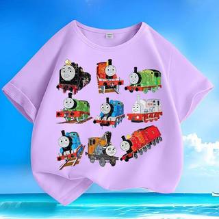 Áo thun cổ tròn có hình Thomas the Tank Engine, thoải mái và giản dị, phù hợp cho bé trai.