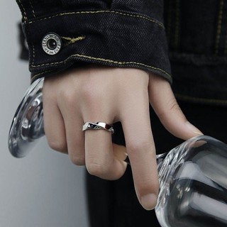 Nhẫn nam cổ điển đơn giản, dễ điều chỉnh và giữ màu.