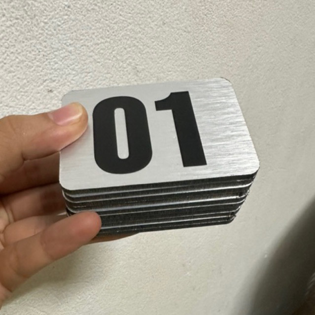 Bộ Số thứ tự bàn ăn , ghế ngồi,  Thẻ số thứ tự bằng alu mạ inox bạc xước chữ IN UV cho nhà hàng, quán cafe, khách sạn