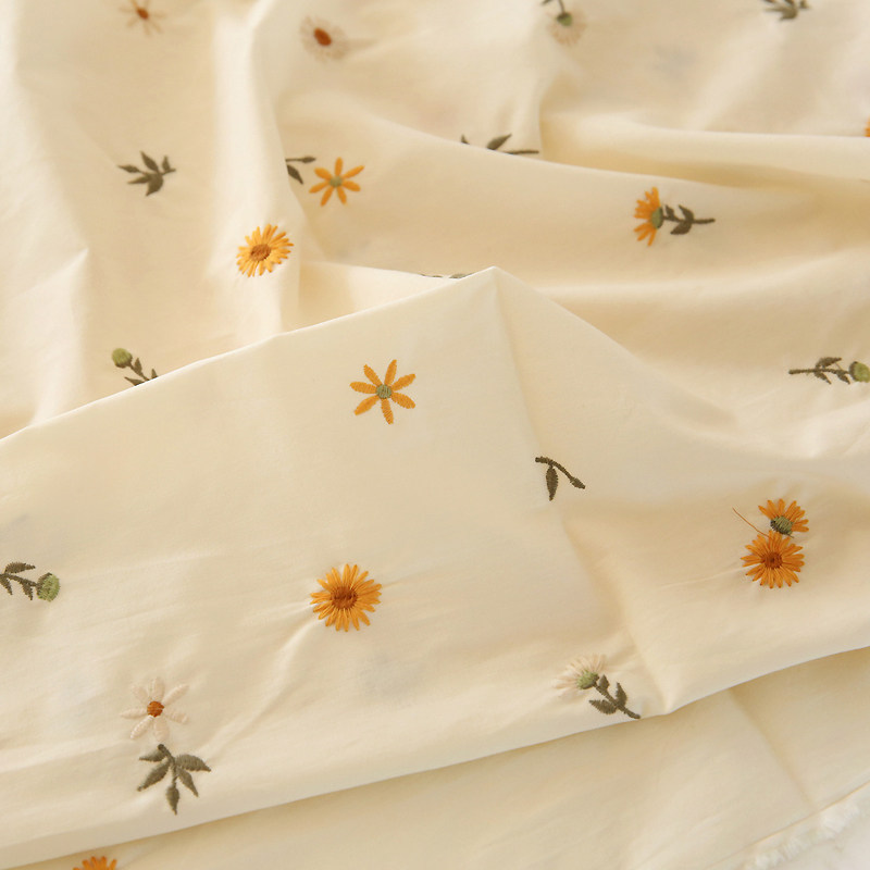 Áo sơ mi nữ màu be họa tiết thêu hoa, chất liệu cotton nguyên chất, size 50x145cm