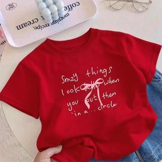 Chiếc áo thun một mặt này có in hình chiếc nơ kiểu Anh dễ thương, thiết kế đơn giản, thoải mái và cổ tròn.