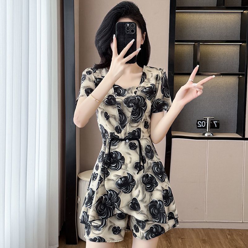 Bộ trang phục Nữ thời trang phong cách Hàn Quốc, có họa tiết, tôn dáng và sành điệu, che bụng, gồm áo và quần short