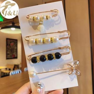 Bộ đồ nữ gồm áo thổ cẩm và quần jean, kèm theo phụ kiện ngọc trai giả kim cương, dây cố định eo, dễ dàng tạo thắt lưng pin tự làm