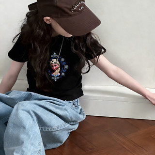Chiếc áo thun cổ tròn giản dị đáng yêu này có thiết kế hình công chúa Elsa của Disney và rất phù hợp cho các bé gái.