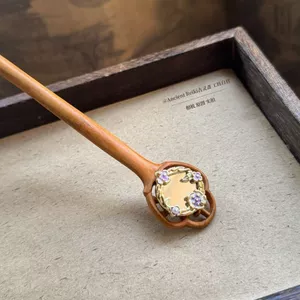 Kẹp Tóc Gỗ Đào và Đàn Hương với Decal Gương Vàng - Phong Cách Trung Hoa