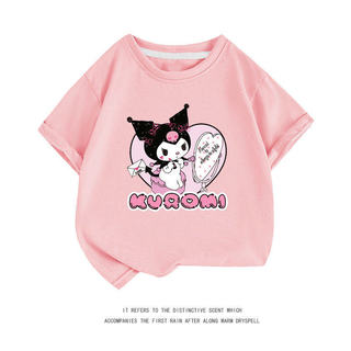 Chiếc áo thun ngắn tay kiểu Nhật này có thiết kế hình cô gái anime Kuromi đang viết thư; đây là một chiếc áo thun mùa hè