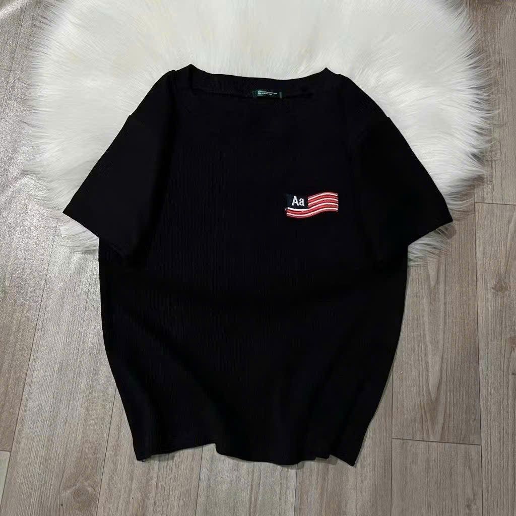 Áo thun croptop dáng ôm cổ trụ 5 cúc thêu cờ AA - Giảm giá 60% khi mở bán!