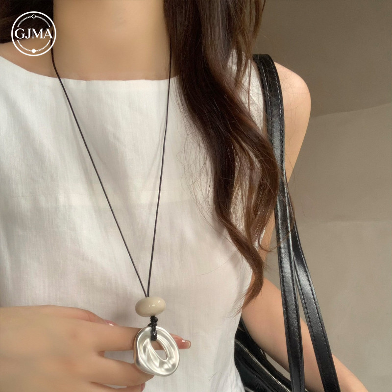 Vòng cổ hình học không đều, dây xương đòn dài cao cấp