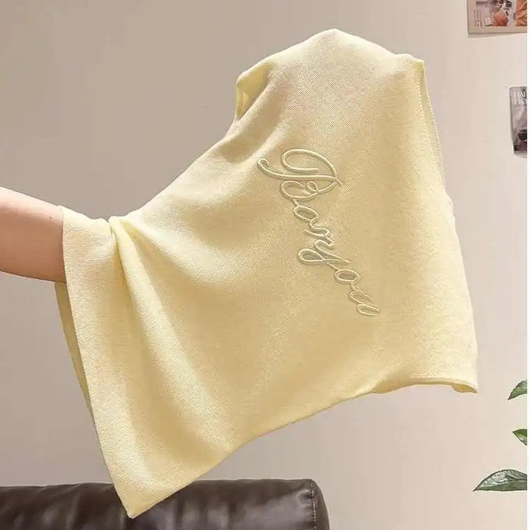 Áo ngắn kiểu Pháp màu vàng in chữ, phù hợp mặc mùa hè