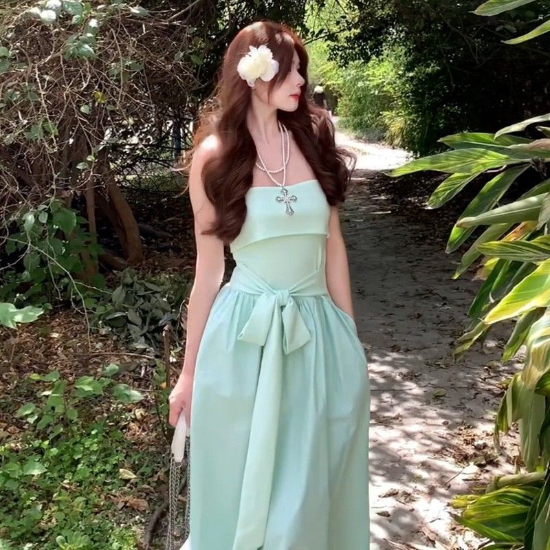 Đầm nữ đi biển màu bạc hà xanh phong cách mới từ Pháp, thiết kế off shoulder với nẹp eo, dáng váy dài phù hợp cho kỳ nghỉ