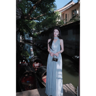 Đầm liền thân cổ halter mỏng nhẹ, phong cách nghỉ dưỡng độc đáo cao cấp mới dành cho nữ
