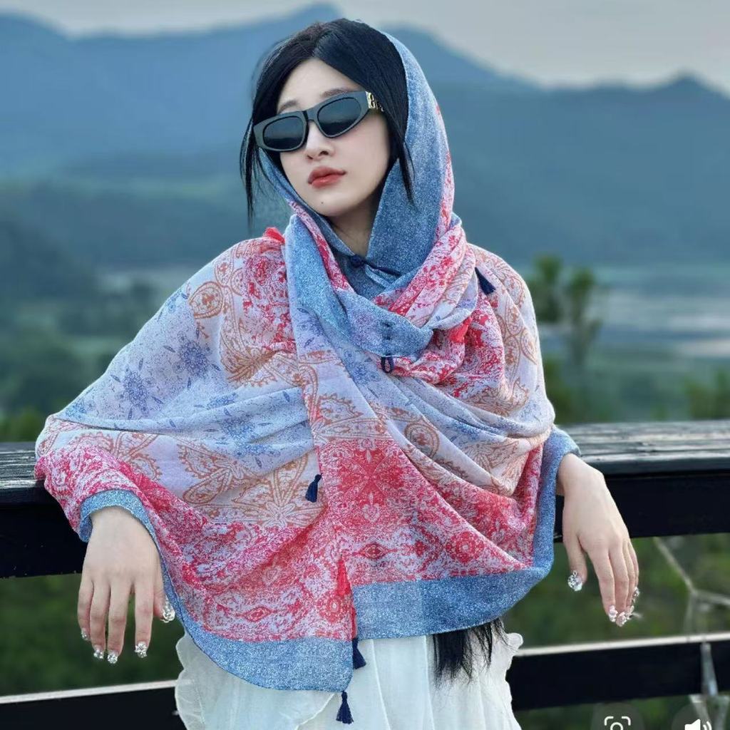 Mặc chống nắng khăn lụa phong cách dân tộc cho du lịch bên bãi biển mùa hè