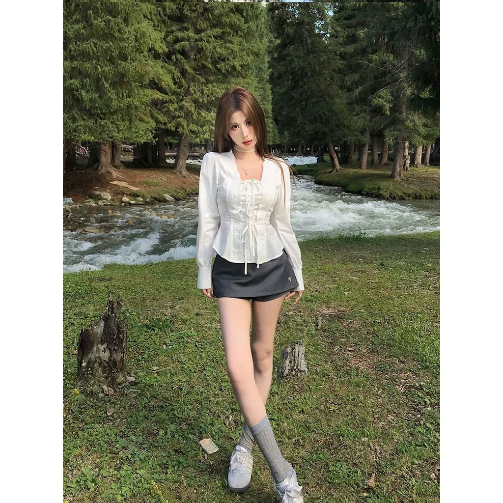 Áo sơ mi nữ slim-fit phối ren trắng, thiết kế độc đáo cho xuân hè