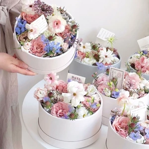 MỘT Hộp Hoa Trong Suốt Có Cửa Sổ Trong Suốt Để Sắp Xếp Bó Hoa Và Trang Trí Tiệc