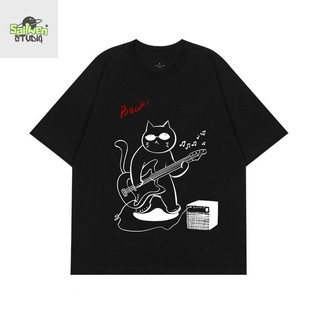 Áo thun nam tay ngắn cổ tròn, vẽ tay họa tiết mèo chơi bass theo phong cách graffiti, kiểu dáng thoải mái và giản dị.