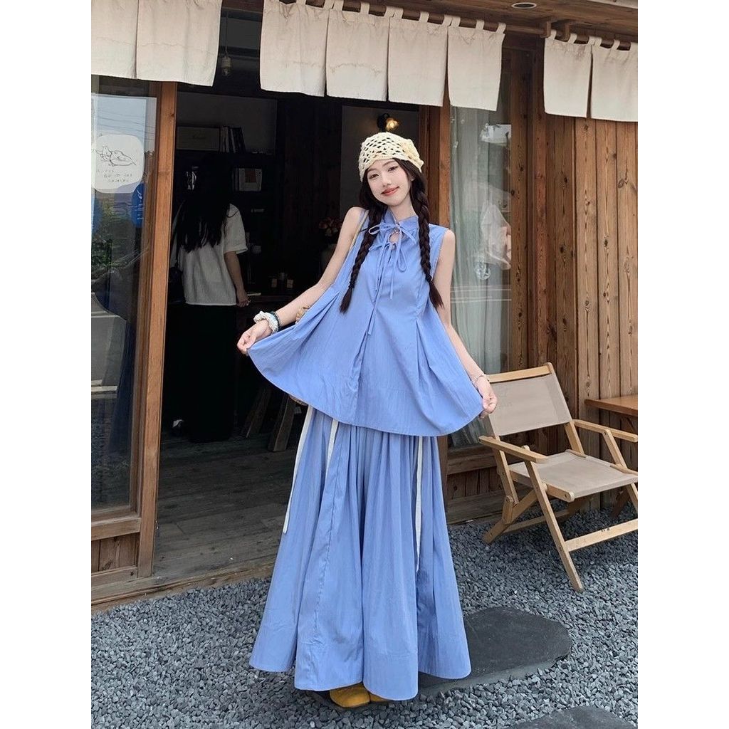 Bộ đồ áo vest và váy nữ màu xanh cổ điển, thiết kế sang trọng, phù hợp cho mùa hè