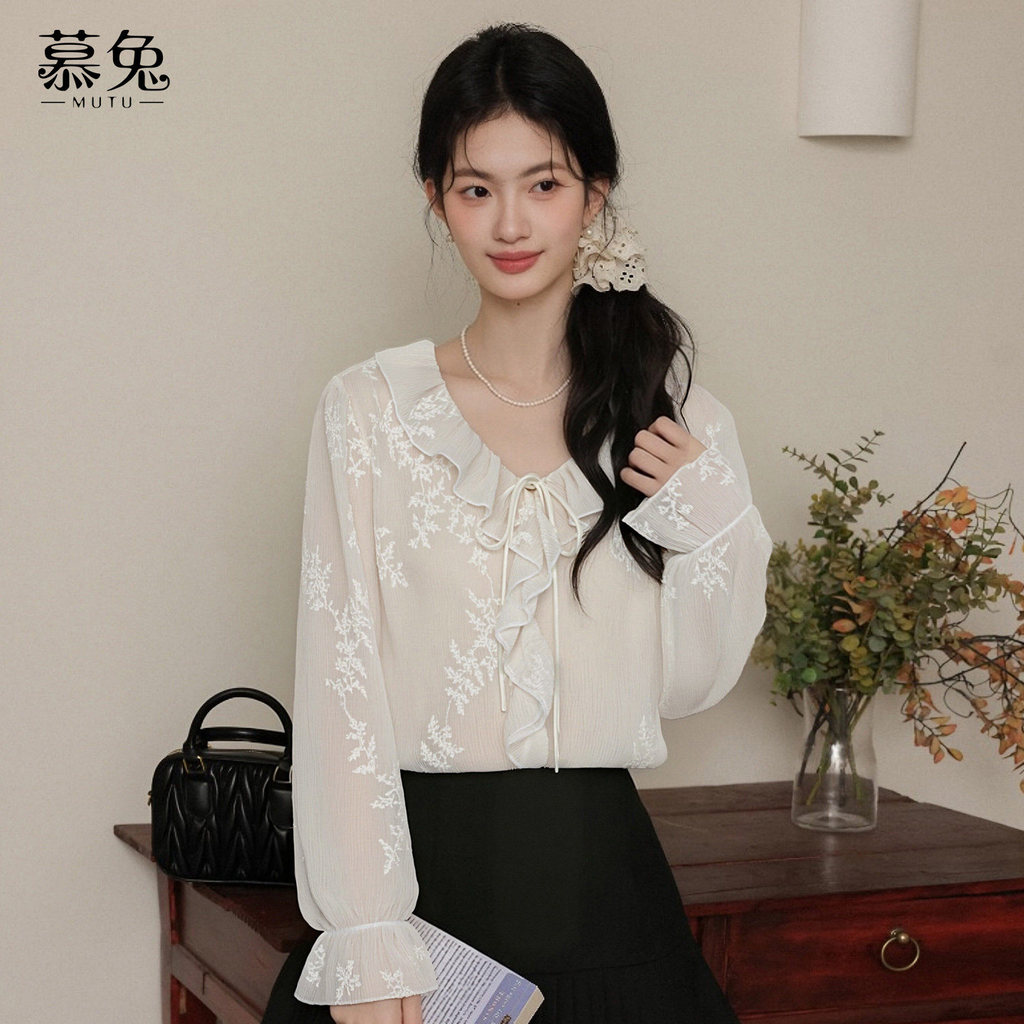 Mutu Pháp Cao Cấp Xù Cổ Chữ V - Áo Sơ Mi Nữ Với Chi Tiết Nơ Ren Nhẹ Nhàng