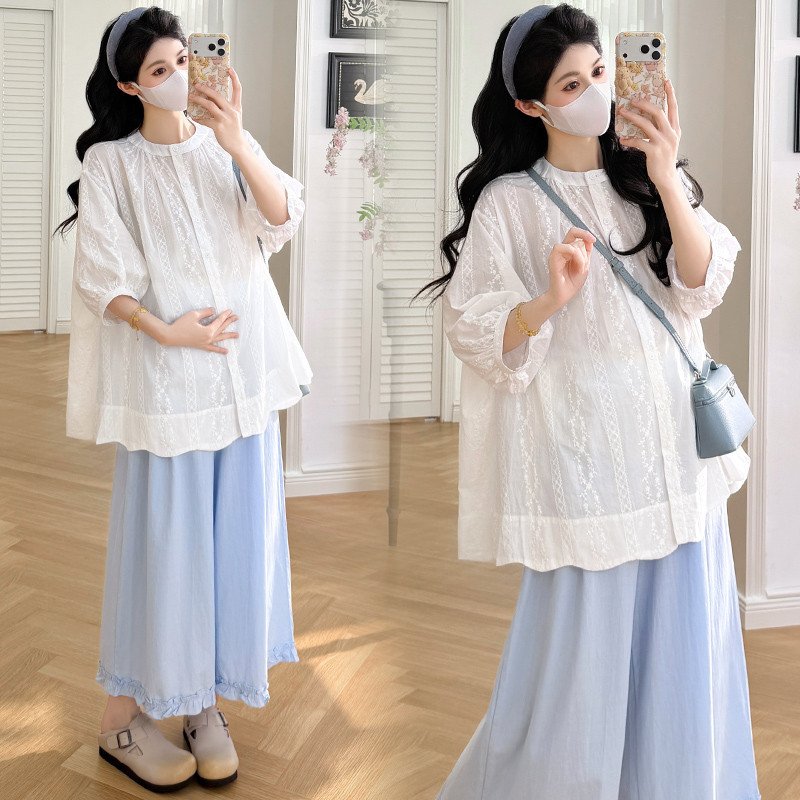 Bộ đồ bà bầu mùa hè gồm áo sơ mi thêu và quần ren ống rộng
