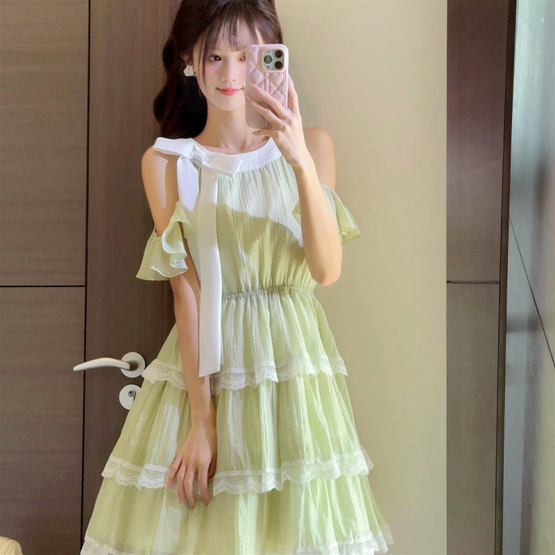 Váy tiên nữ mùa hè trẻ trung và ngọt ngào dành cho nữ, với thiết kế cổ yếm thời trang, vai khoét, viền ren