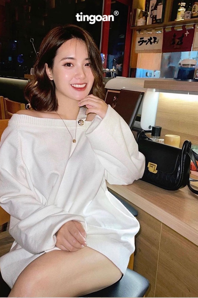 Mô tả TINGOAN® - Áo len xù lệch vai dáng rộng trắng RUNAWAY SWEATER/WH - 1