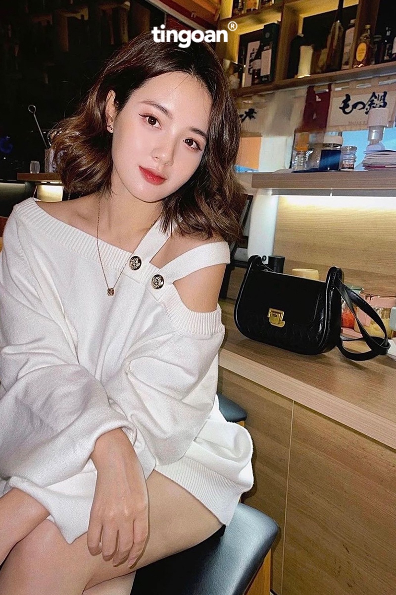 Mô tả TINGOAN® - Áo len xù lệch vai dáng rộng trắng RUNAWAY SWEATER/WH - 4