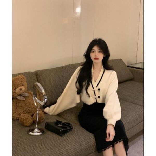 [YU]Ysyours Ngắn Sang Trọng Mới Trung Quốc Snap V-neck Áo Len Nữ Mùa Xuân Nhỏ Lỏng Lẻo Áo Len