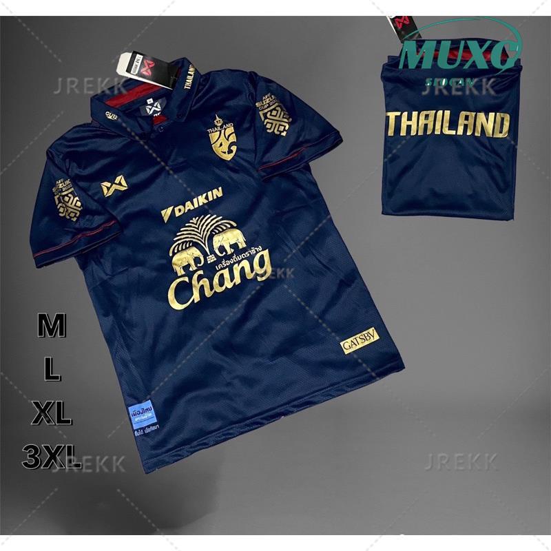 (Miễn phí tùy chỉnh tên và số) Áo đấu ve áo cho đội tuyển quốc gia Thái Lan chỉ là áo sơ mi thêu vải mềm mại, mát mẻ, thích hợp cho cả nam và nữ mặc.