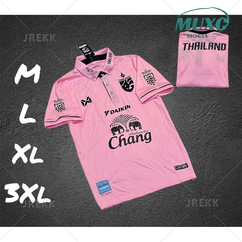 (Miễn phí tùy chỉnh tên và số) Áo đấu ve áo cho đội tuyển quốc gia Thái Lan chỉ là áo sơ mi thêu vải mềm mại, mát mẻ, thích hợp cho cả nam và nữ mặc.