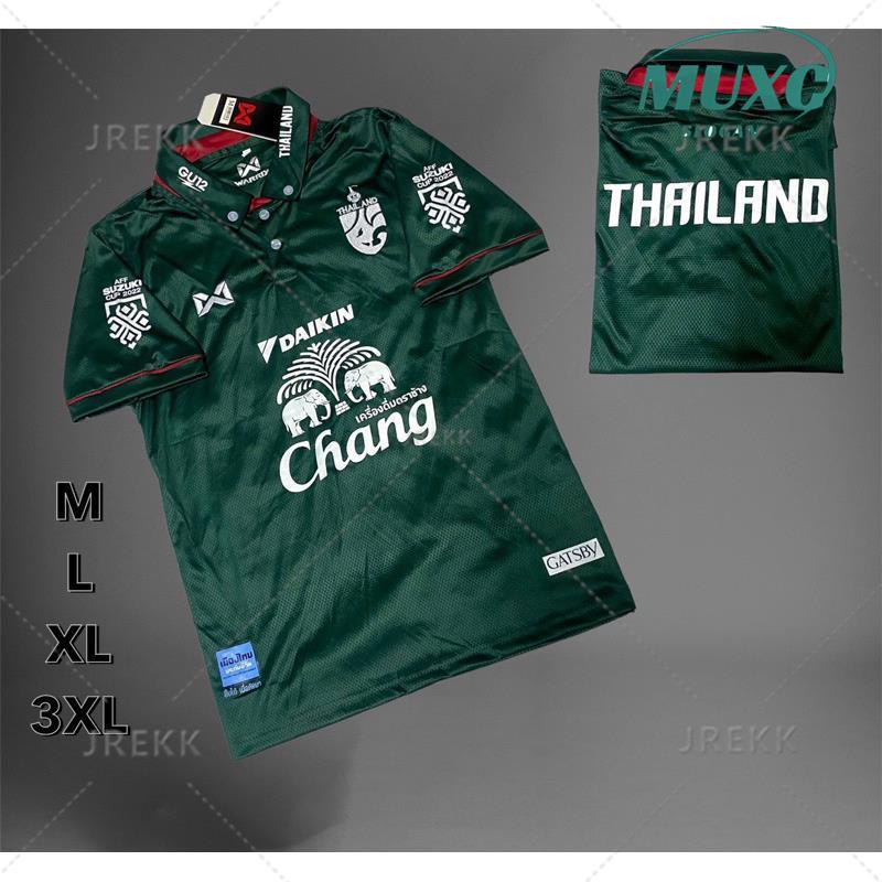(Miễn phí tùy chỉnh tên và số) Áo đấu ve áo cho đội tuyển quốc gia Thái Lan chỉ là áo sơ mi thêu vải mềm mại, mát mẻ, thích hợp cho cả nam và nữ mặc.