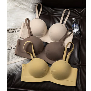 Miếng bọt biển dày Cô gái trẻ Push Up Bra Thoải mái Mềm mại Không dây Quần lót nữ liền mạch 3 / 4 Cup Đồ lót nữ