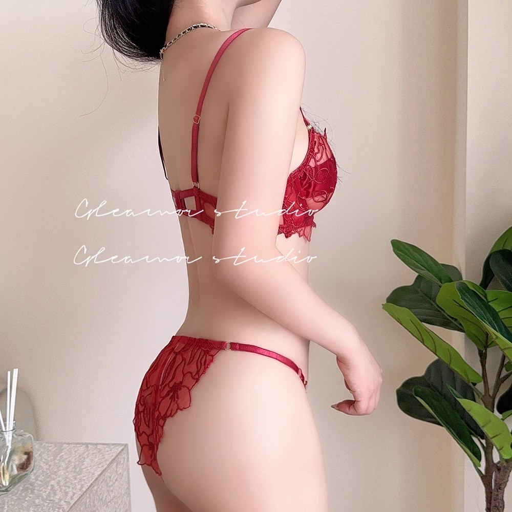 Bộ đồ lót nữ gồm áo ngực ren gợi cảm và quần lót push-up với vòng thép cho sự thoải mái tối đa