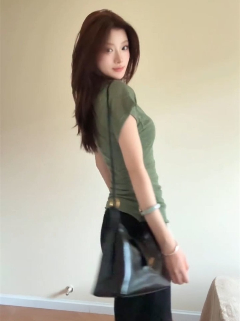 Lan Áo Thun Nữ Màu Xanh Moss Cổ Chữ V Mỏng, Thiết Kế Slim-Fit Phong Cách Hàn Quốc Sang Trọng