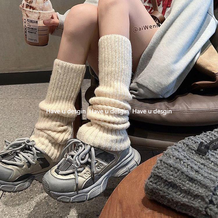 Tất nữ mùa thu đông phong cách JK, ống giữa, dày ấm, dệt kim, màu kaki